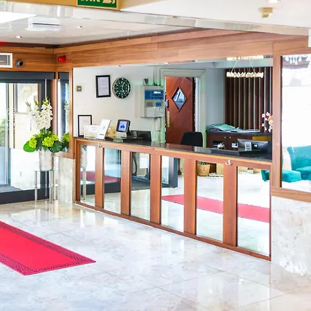 The Courtyard Near * Leeds (West Yorkshire)