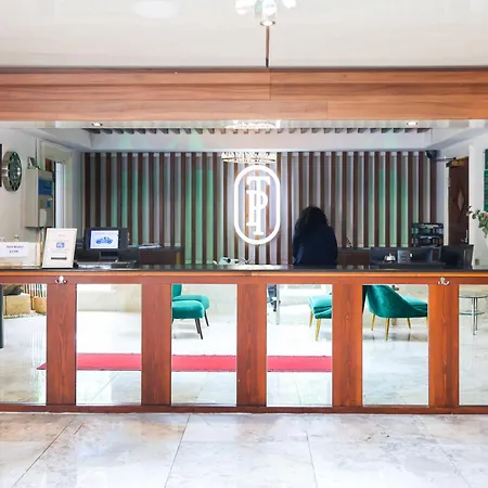 The Courtyard Near شقة