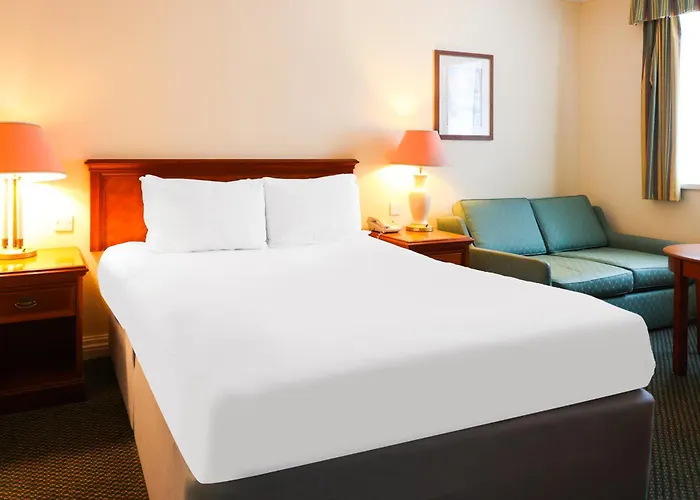 The Courtyard Near * ليدز