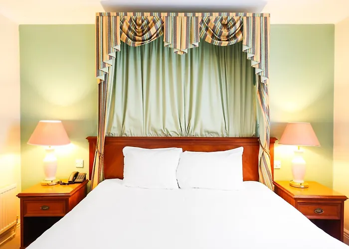 The Courtyard Near شقة ليدز