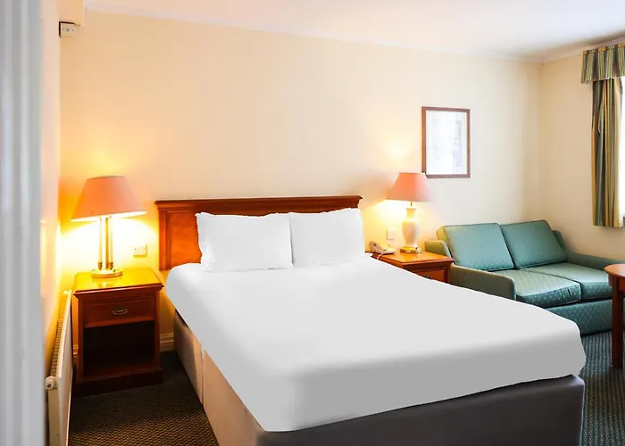 The Courtyard Near * ليدز