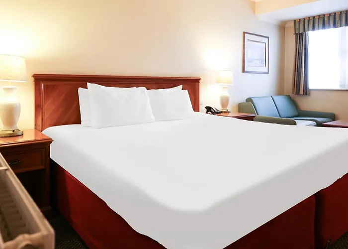 The Courtyard Near شقة