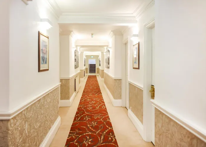 The Courtyard Near شقة ليدز